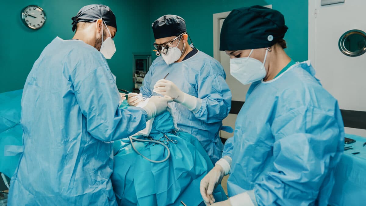 Surgeon performs surgery in surgery center. Transcription helps improve surgeon's work-life balance.