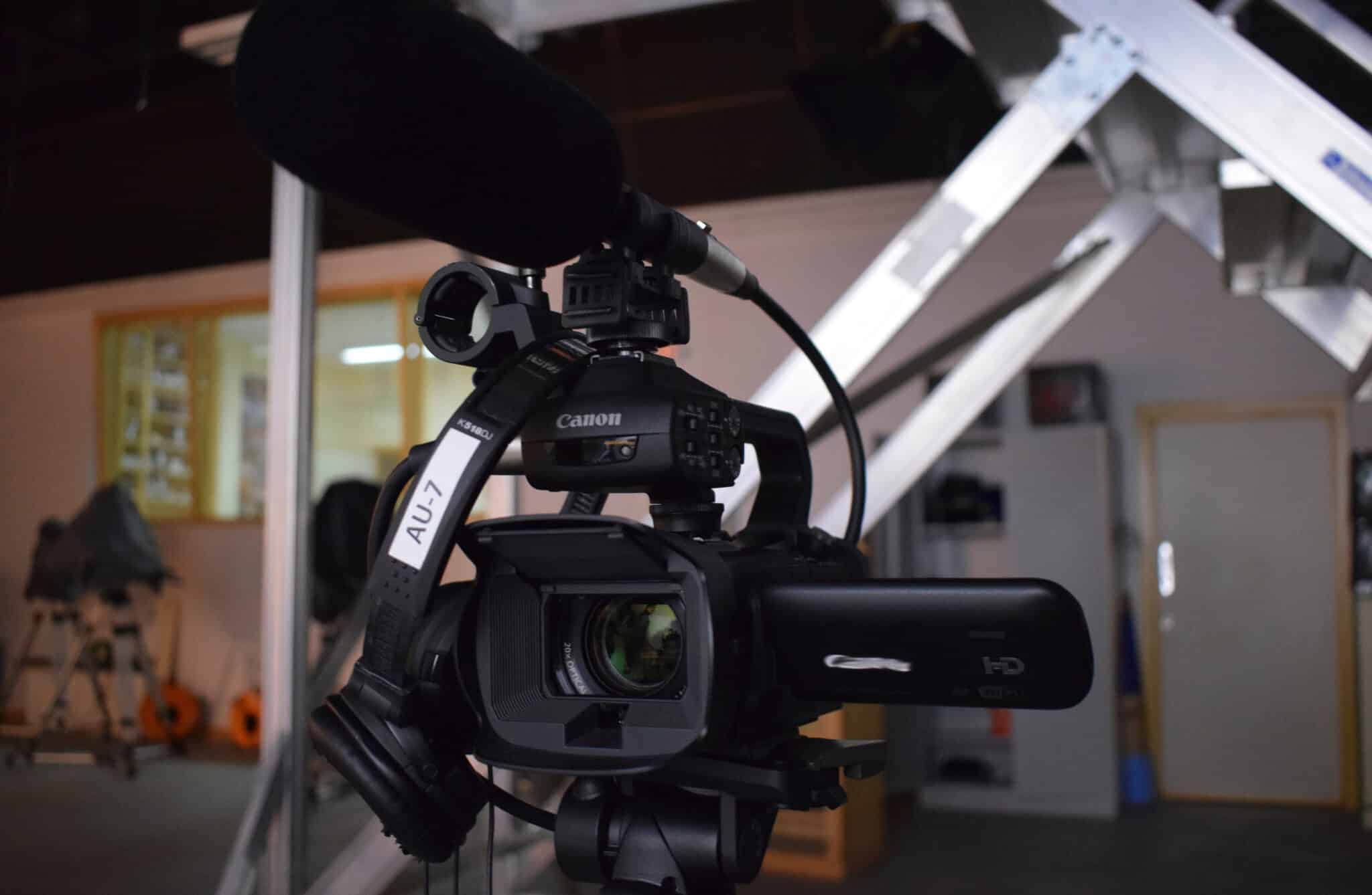 Video camera and microphone setup for creating content to be transcribed by transcription services.